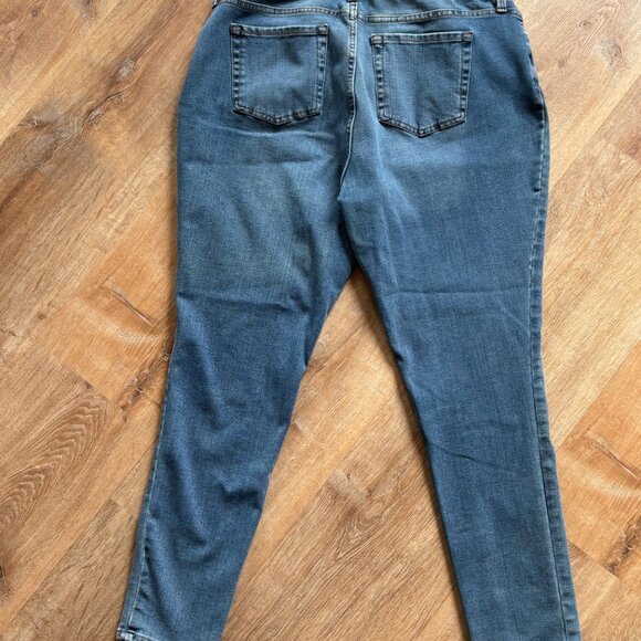 Curvy High Rise Jeans - Picture 3 of 3